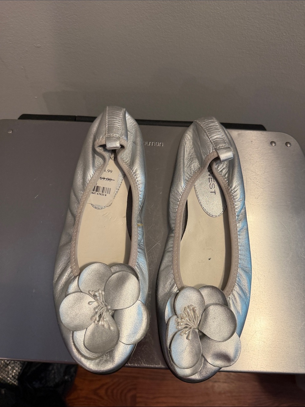 Nine West Flower Flats 7half NWT silver ballerina flats flowered